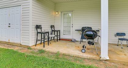 5 Mi to Msu! Spacious Townhome w/ Private Patio