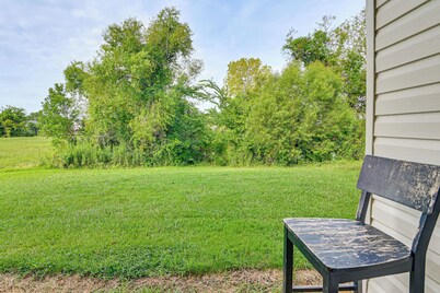 5 Mi to Msu! Spacious Townhome w/ Private Patio