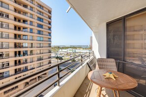 Ein Balkon mit Blick auf Stadt und Meer.