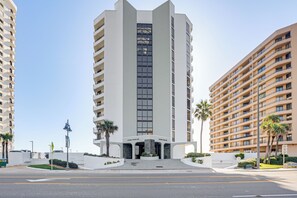 Ein mehrstöckiges Hotel mit einer zentralen Innenhöfe und einer modernen Fassade.