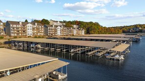 Un puerto deportivo con varios muelles y barcos, rodeado de edificios residenciales.