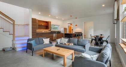 Shop, Dine, Walk to Deering Oaks! Family Getaway