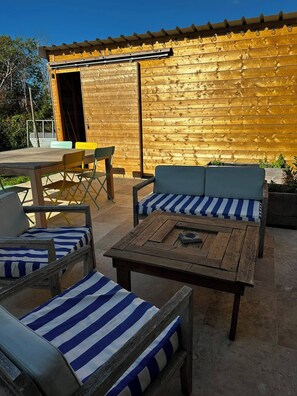 Outdoor dining - Vrbo Property (Camaret-sur-Mer)