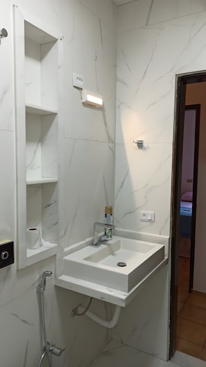 Biệt thự cơ bản | Phòng tắm | Khăn tắm, giấy vệ sinh 