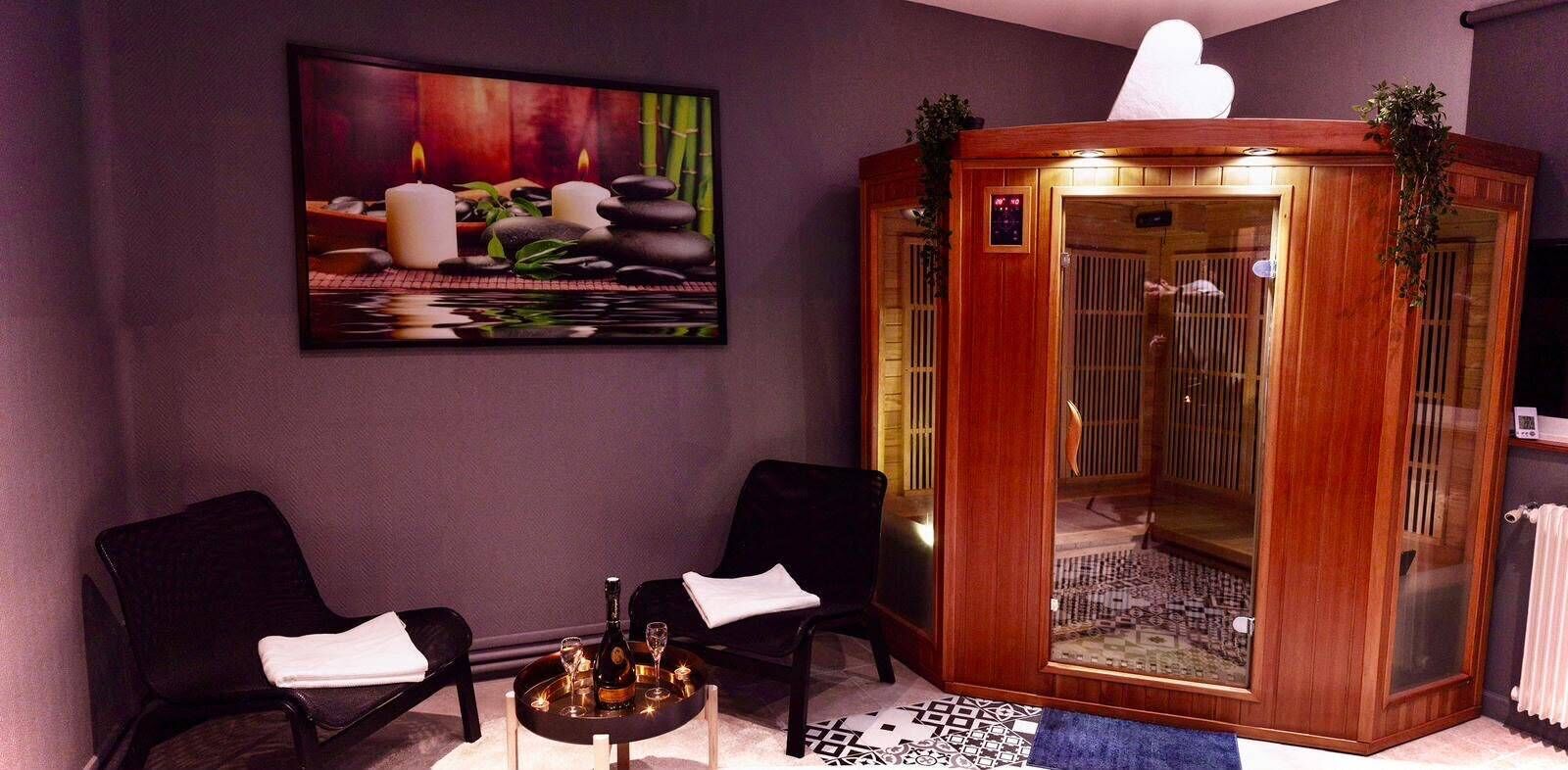 Una habitación con sillón de masaje, mesa de masaje y un armario de madera con espejo.