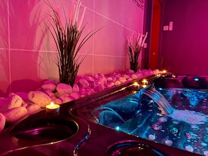 Indoor spa tub - The Private Suite - Private Home Spa & Sauna (Évreux)