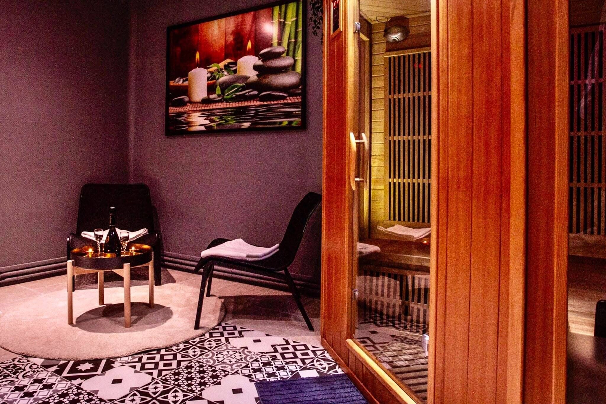 Une pièce dotée d’une porte coulissante de style japonais traditionnel, d’une chaise, d’une petite table avec une bougie et d’un tapis à motifs.