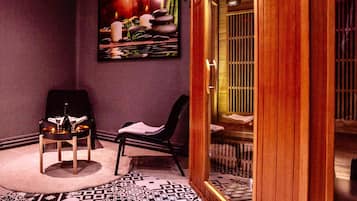 Une pièce dotée d’une porte coulissante de style japonais traditionnel, d’une chaise, d’une petite table avec une bougie et d’un tapis à motifs.