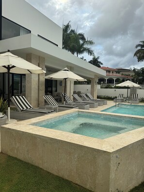 Outdoor pool - Resort style 5 bd 5 bath Villa. Private pool /access to beach in Puerto Plata (Puerto Plata)