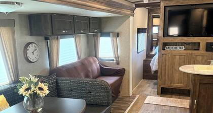 Peaceful 2-bedroom waterfront camper, gated community in charming Decaturville