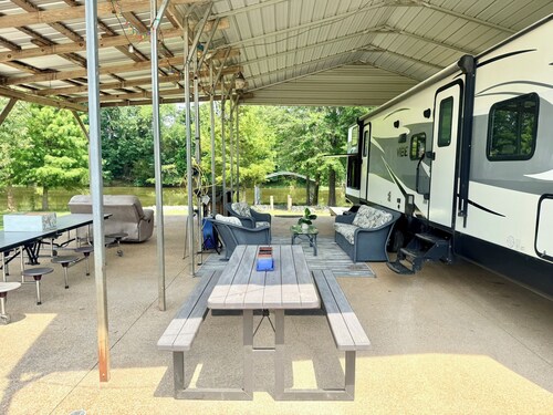 Peaceful 2-bedroom waterfront camper, gated community in charming Decaturville