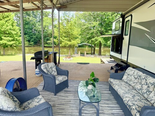 Peaceful 2-bedroom waterfront camper, gated community in charming Decaturville