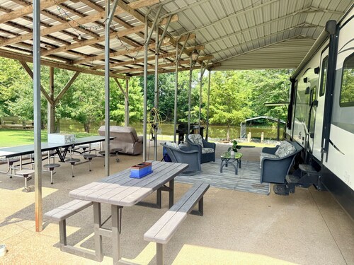 Peaceful 2-bedroom waterfront camper, gated community in charming Decaturville