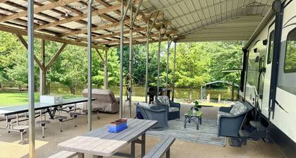 Peaceful 2-bedroom waterfront camper, gated community in charming Decaturville