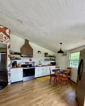 Coffee/tea maker, fridge, microwave, oven - The Dodecagon @ Woodcock Creek Lake, The Dam DoDo (Saegertown)