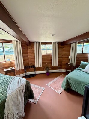 Desk, iron/ironing board, travel cot, free WiFi - The Dodecagon @ Woodcock Creek Lake, The Dam DoDo (Saegertown)