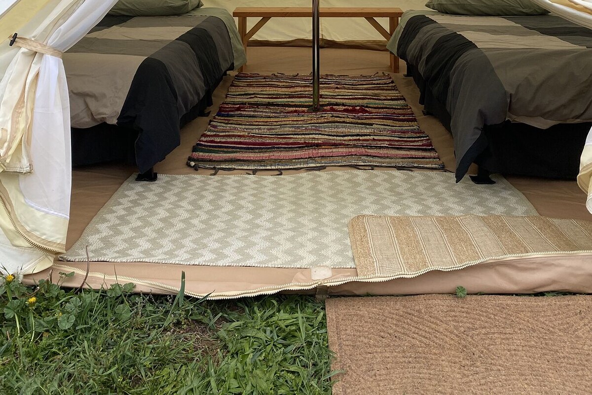 Tienda de campaña estándar, vista a la montaña | Decoración personalizada, muebles diferentes y ropa de cama