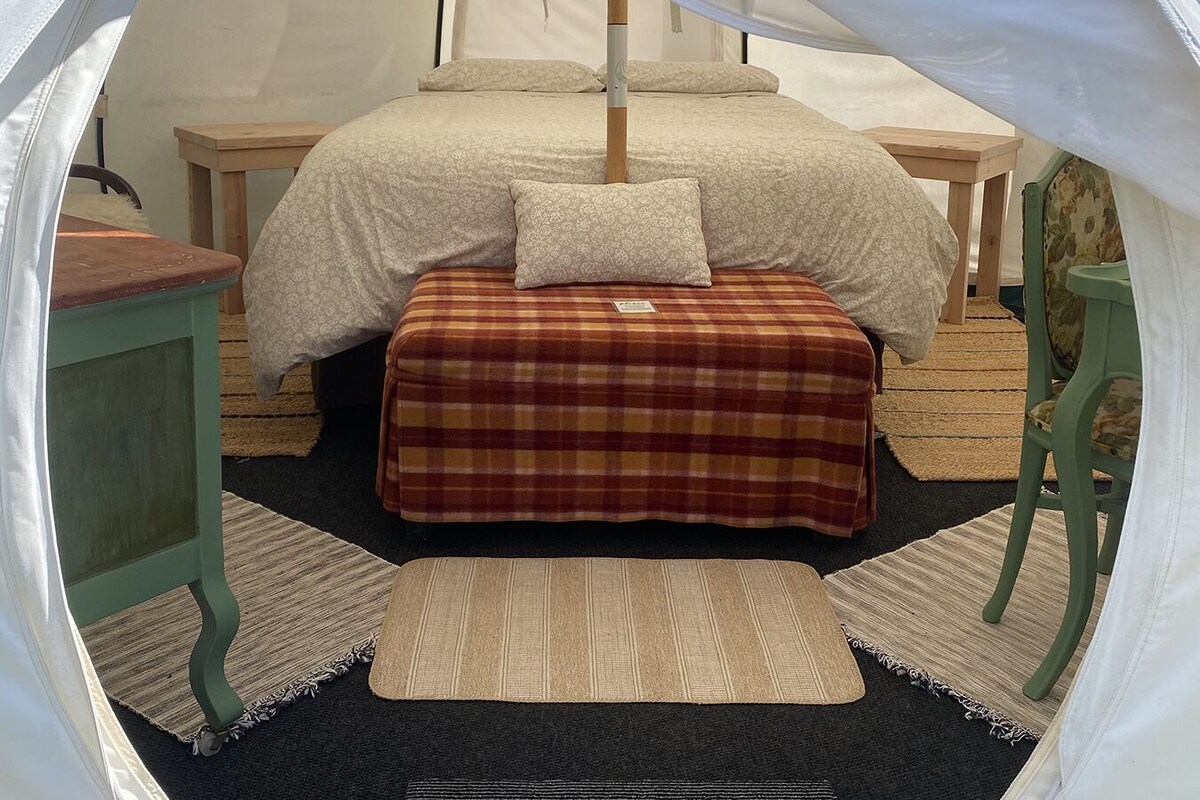 Tienda de campaña superior, vista a la montaña | Decoración personalizada, muebles diferentes y ropa de cama