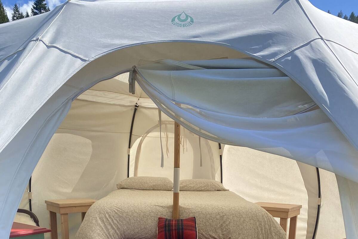 Habitación superior, vista a la montaña | Decoración personalizada, muebles diferentes y ropa de cama