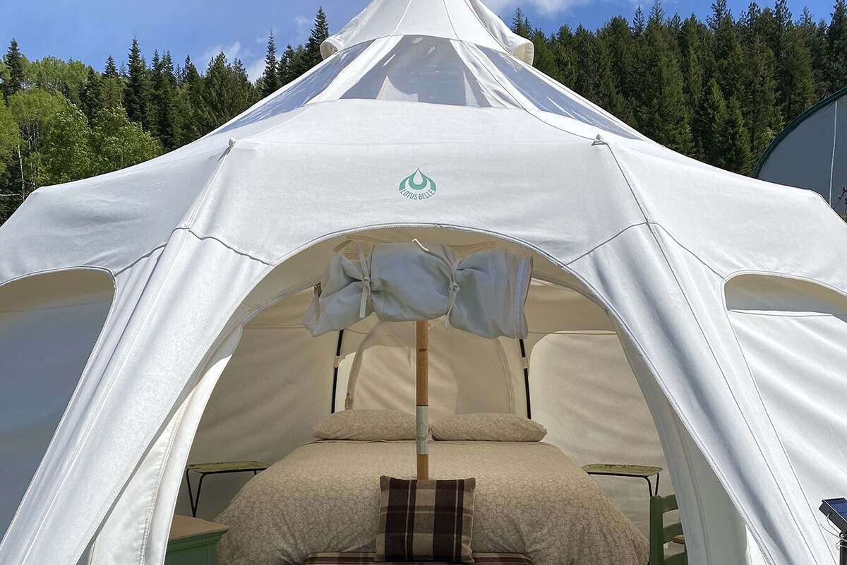 Tienda de campaña superior, vista a la montaña | Decoración personalizada, muebles diferentes y ropa de cama