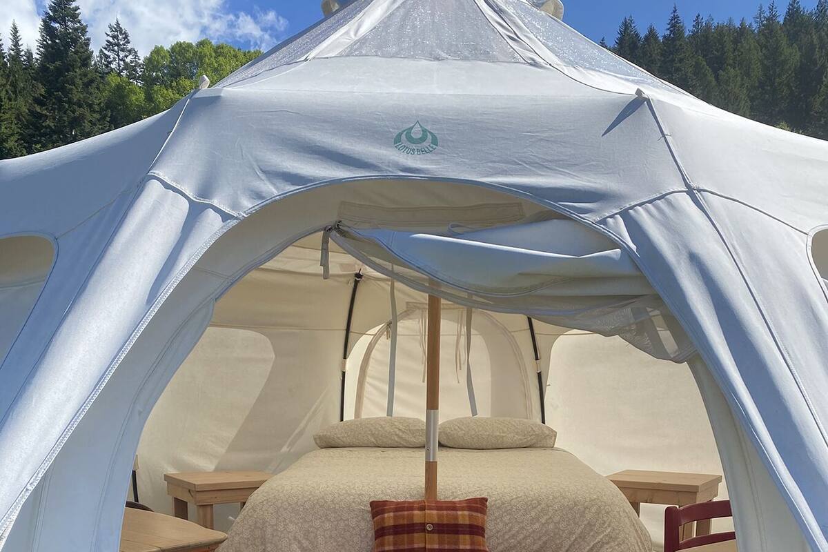 Tienda de campaña superior | Decoración personalizada, muebles diferentes y ropa de cama