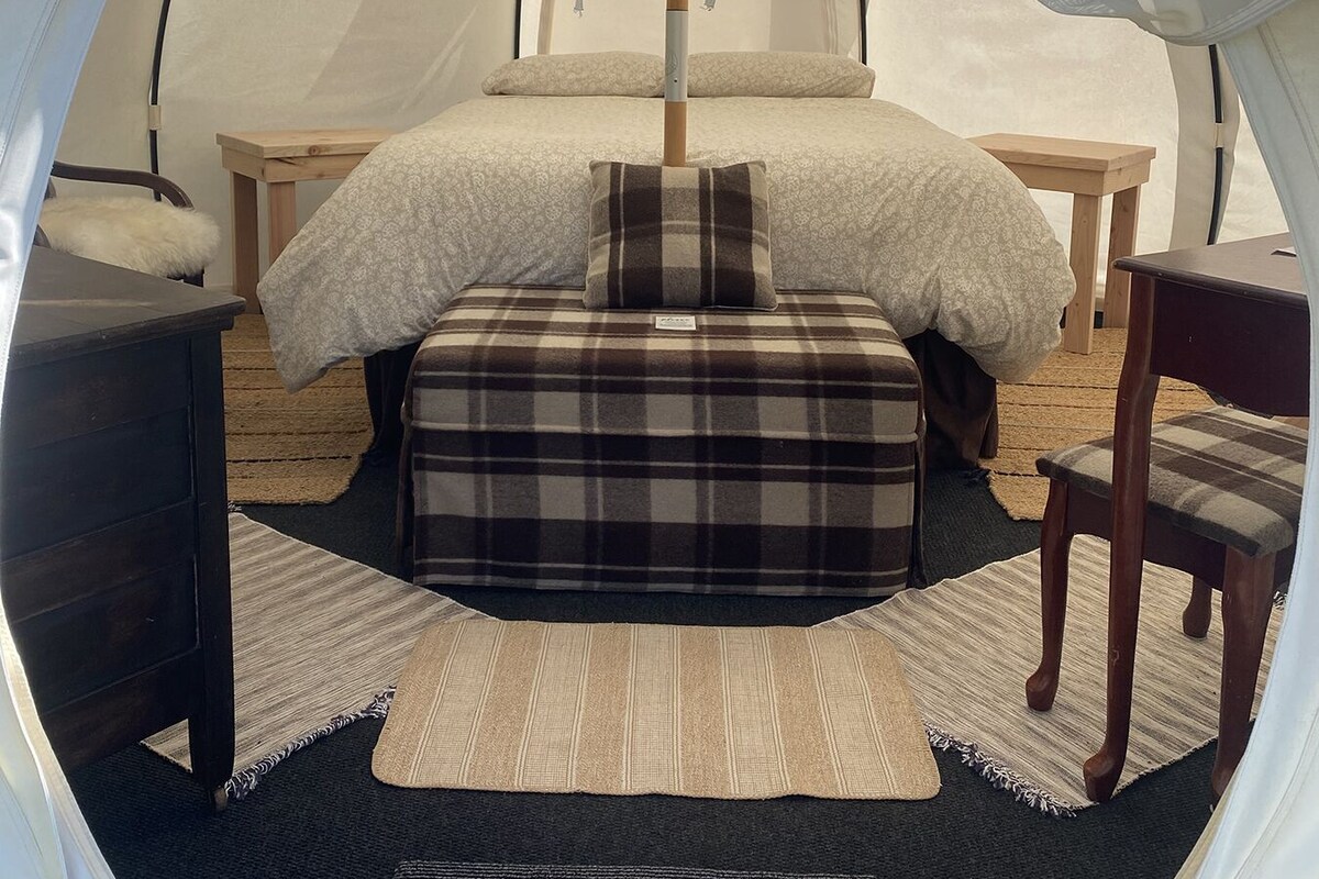 Decoración personalizada, muebles diferentes y ropa de cama