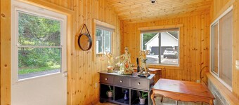 Home With Water Access: Close to Saratoga