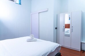Deluxe kamer, 1 twee- of 2 eenpersoonsbedden, uitzicht op tuin | Een laptopwerkplek, een strijkplank/strijkijzer, gratis wifi