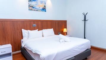 Deluxe kamer, 1 twee- of 2 eenpersoonsbedden, uitzicht op tuin | Een laptopwerkplek, een strijkplank/strijkijzer, gratis wifi