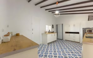 Cafetera o tetera, frigorífico, microondas y horno