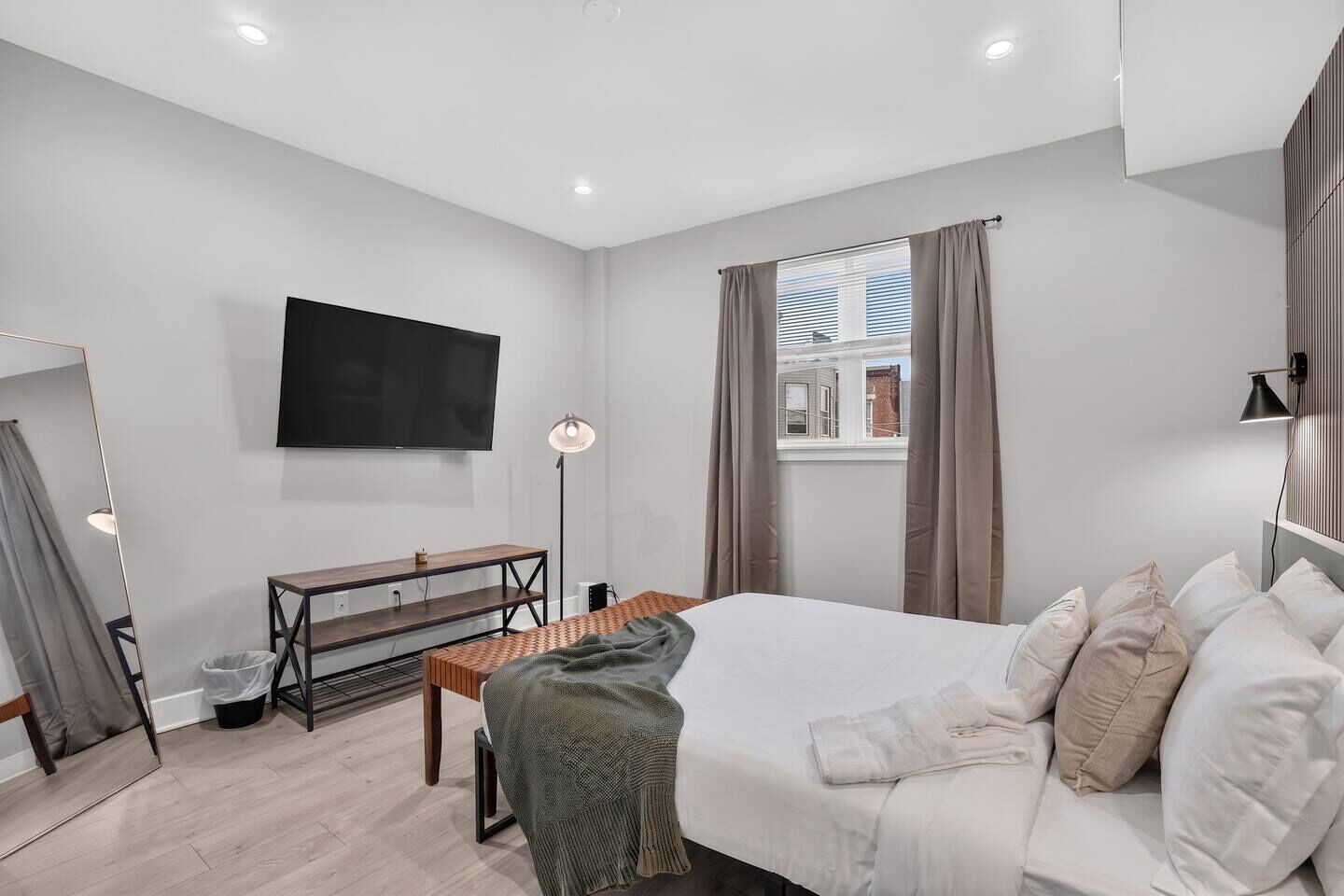 4 bedrooms, desk, iron/ironing board, travel crib