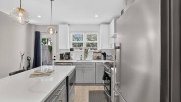 Coffee/tea maker, fridge, microwave, oven