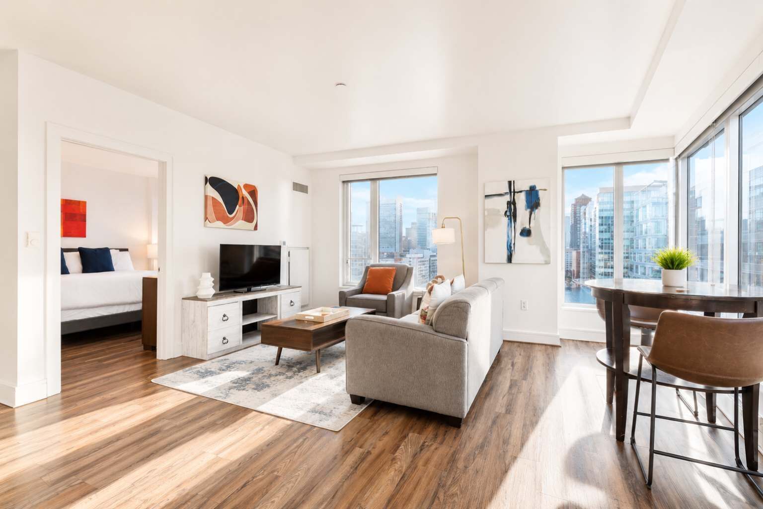 Un apartamento moderno con sala de estar, comedor y habitación.