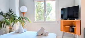 2 chambres, fer et planche à repasser, lit de bébé portatif