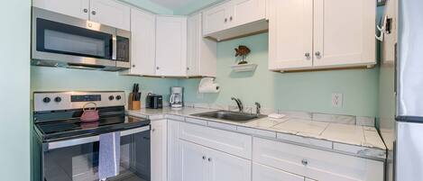 Coffee/tea maker, fridge, microwave, oven