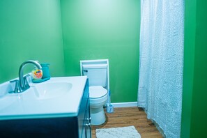Bathroom - Cozy 2-bedroom house in charming Niles with AC (Niles)