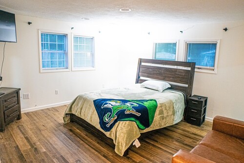 Cozy 2-bedroom house in charming Niles with AC