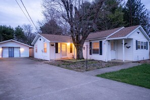 Exterior - Cozy 2-bedroom house in charming Niles with AC (Niles)