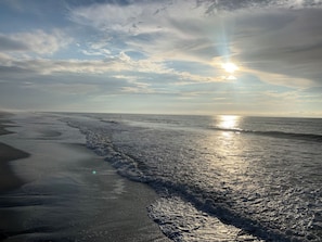 Une plage avec des vagues et un ciel dégagé.