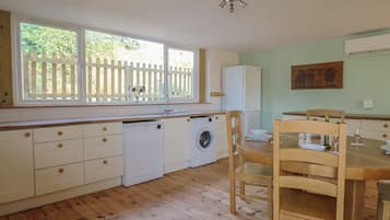 Dishwasher, cookware/dishes/utensils