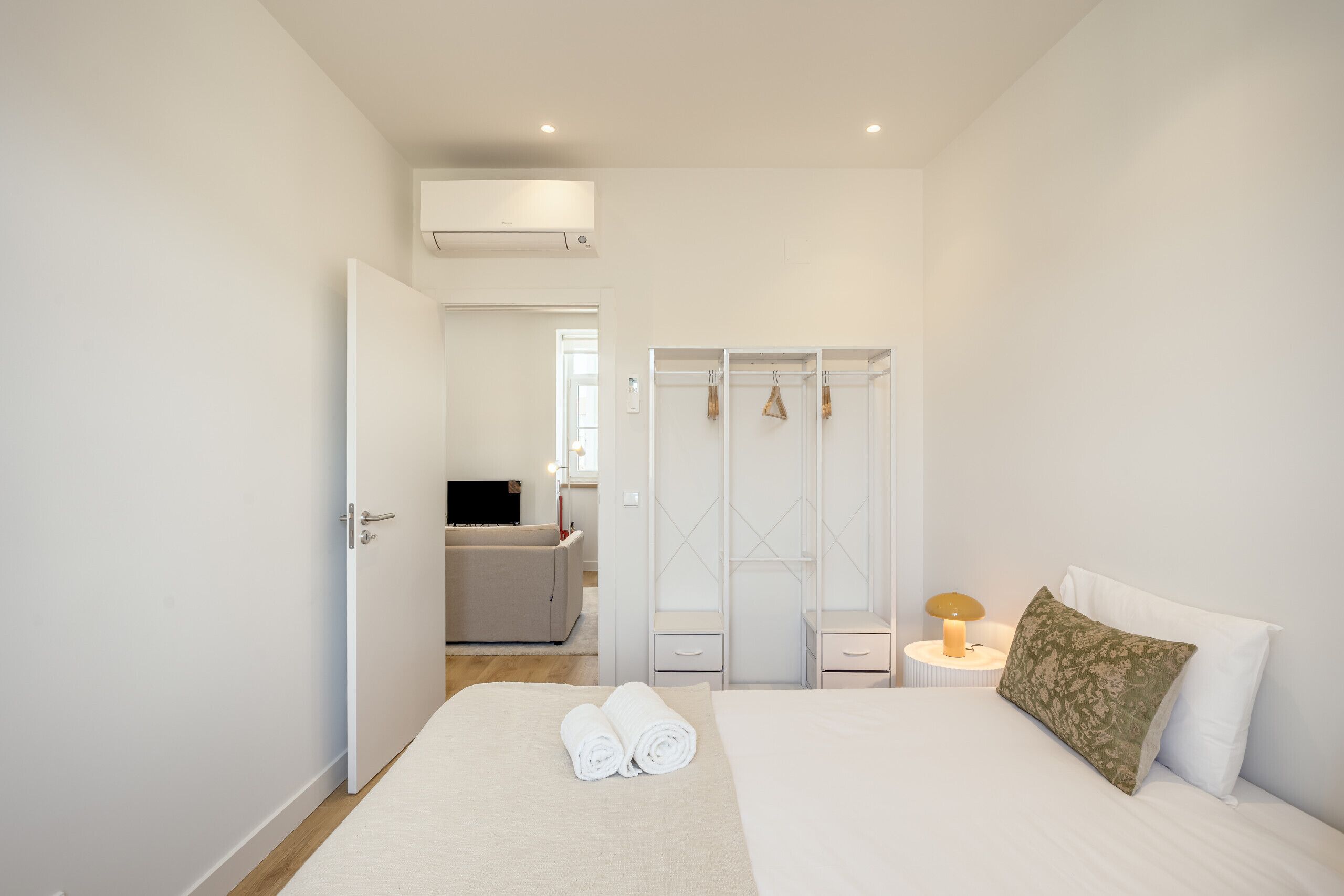 1 bedroom, bed sheets