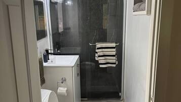 Room, 1 Bedroom | Bathroom