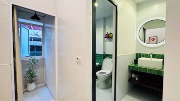 Secadora de cabello, bidet, toallas, jabón