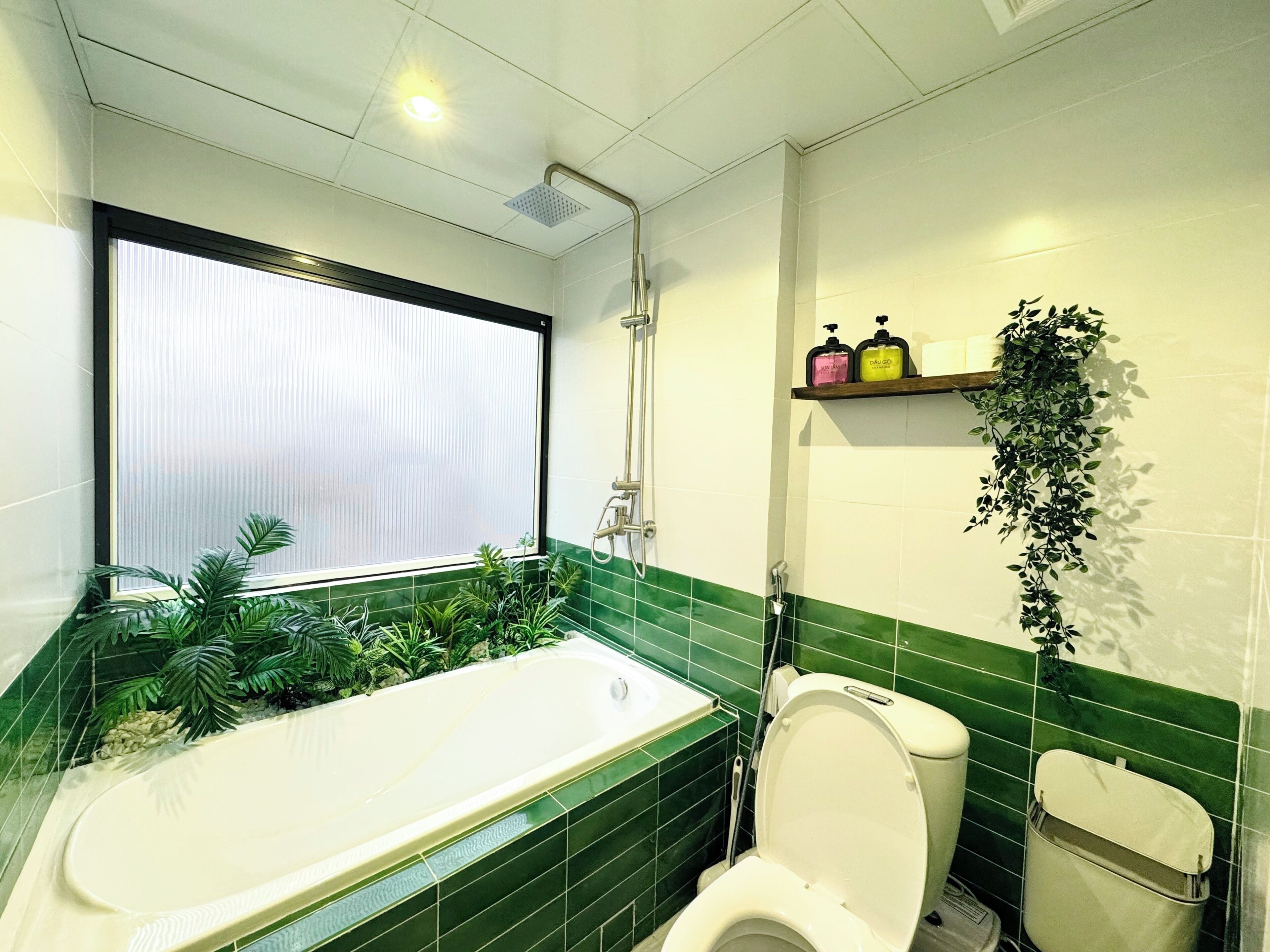 Secadora de cabello, bidet, toallas, jabón 