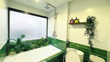 Secadora de cabello, bidet, toallas, jabón