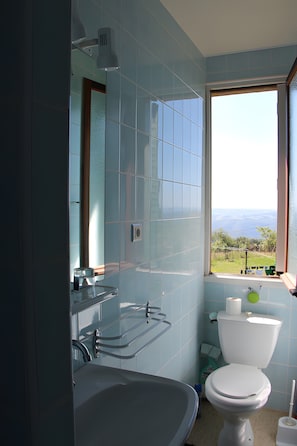 Bathroom - Bellevue Guest Rooms - Room 3 (Junhac)