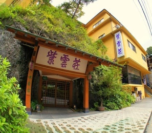 A building with a traditional entrance, a sign with Chinese characters, and a staircase leading to the upper floor. - Hakone Shiunso (Hakone)