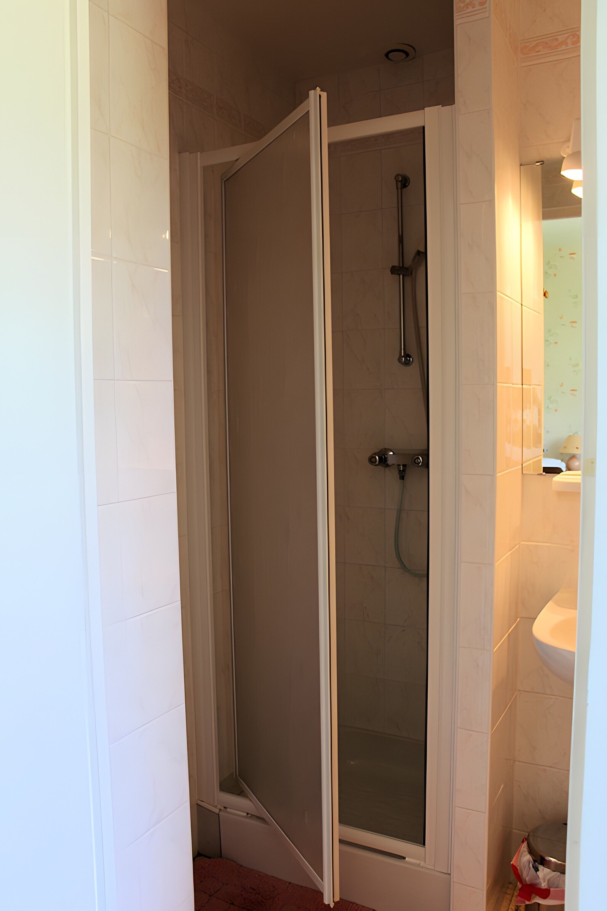 Douche, sèche-cheveux, serviettes fournies