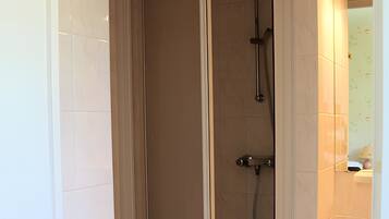Douche, sèche-cheveux, serviettes fournies