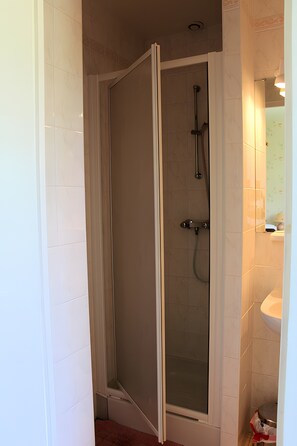Bathroom - Bellevue Guest Rooms - Room 4 (Junhac)